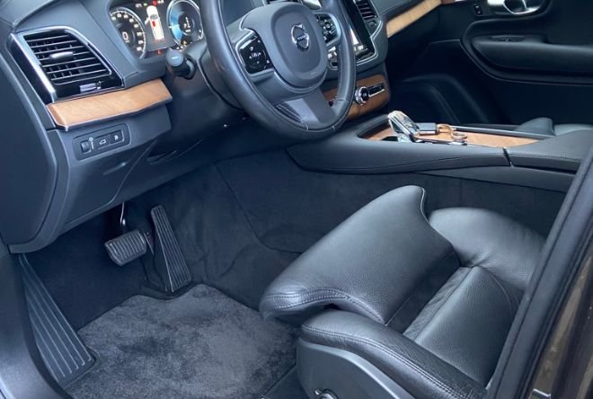 Schoongemaakt zwart lederen interieur