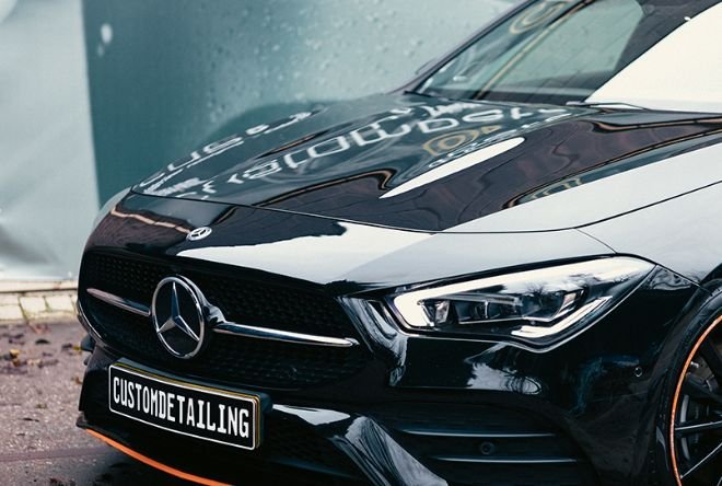 Zwarte Mercedes CLA, gepolijst met diepe reflecties