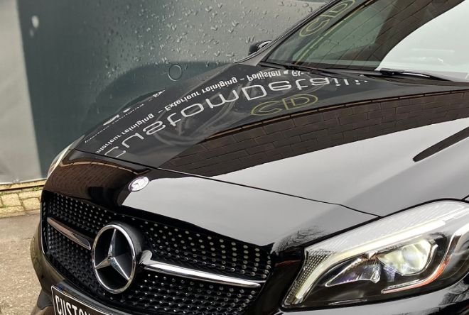 Zwarte Mercedes met glanzende, gecoate motorkap