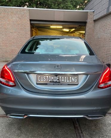 Grijze Mercedes C-Klasse, achterkant