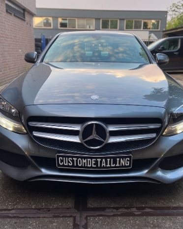 Grijze Mercedes C-Klasse, voorkant