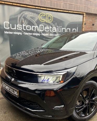 Zwarte Opel Grandland, voorkant