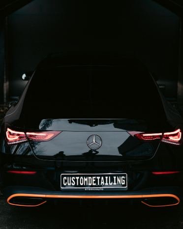 Zwarte Mercedes CLA, achterkant